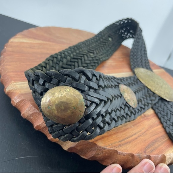 vintage Wide Woven Black Belt Large Brass Medallion Buckle Statement Piece - Picture 3 of 6